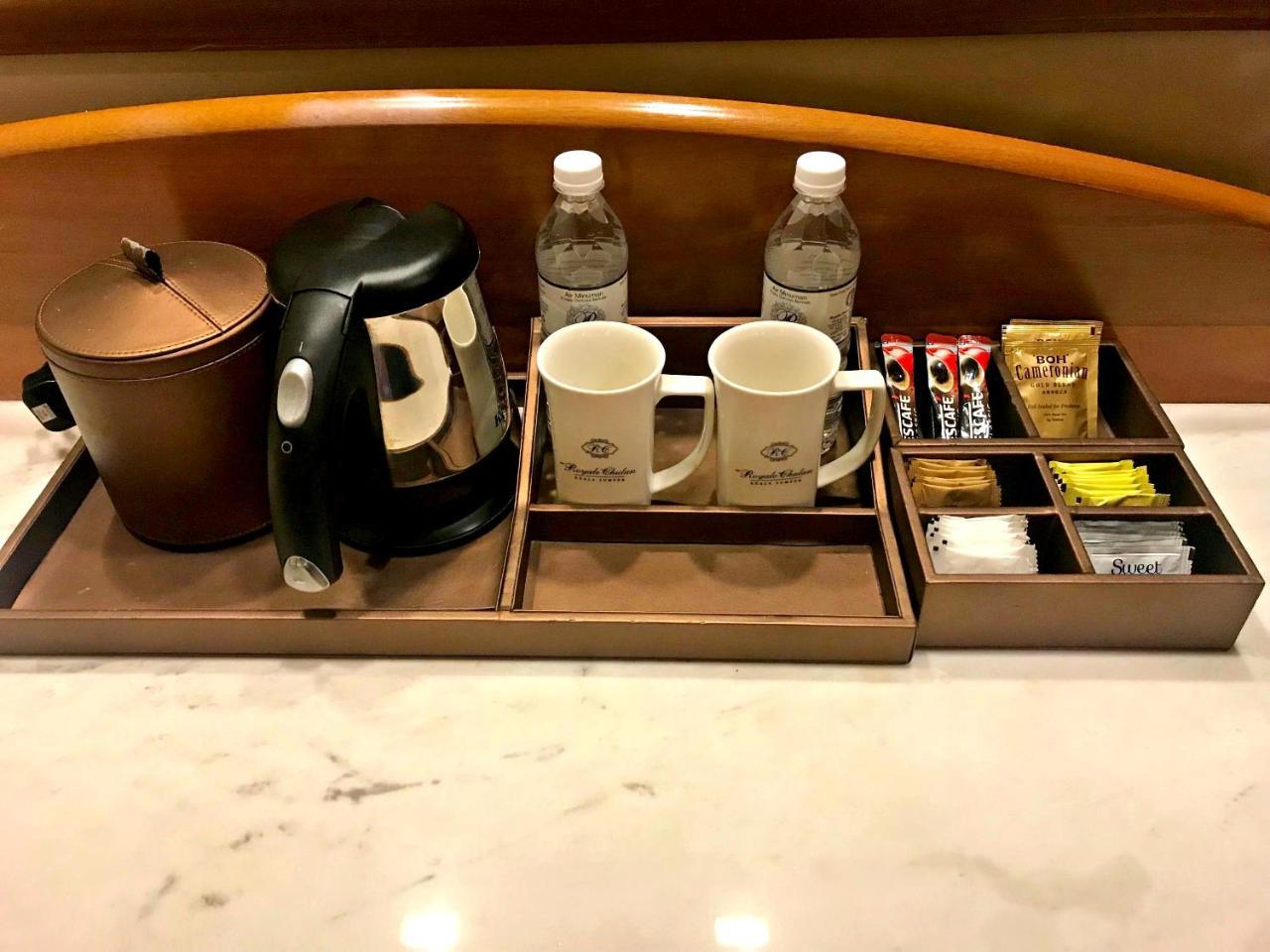 فندق رويال شولان كوالالمبور المظهر الخارجي الصورة A tea and coffee tray in a hotel room