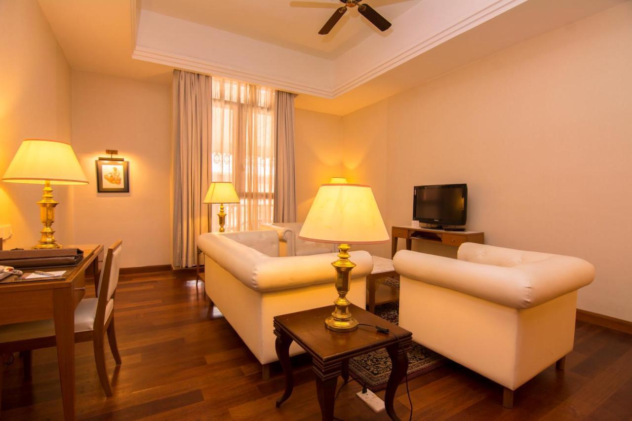 فندق رويال شولان كوالالمبور المظهر الخارجي الصورة A living room in a hotel suite
